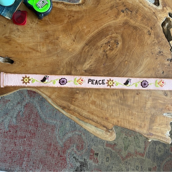 Vintage Embroidered Linea Pelle 'PEACE' Pink Leather Belt with Bird Accent - Picture 7 of 7